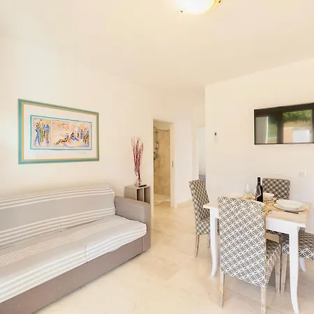 Aparthotel Isa-appartaments In With Air Conditioning *