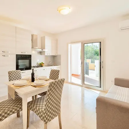 Isa-appartaments In With Air Conditioning Aparthotel 3*